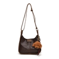 Sac à bandoulière hobo marron foncé minimaliste avec un pendentif ours en peluche - Avec Ornement / Marron