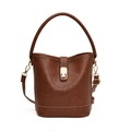 Schicke braune Leder-Beuteltasche mit Griff und goldenem Schnallenverschluss auf weißem Grund - Mit Ornament / Braun