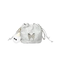 Silberne Beuteltasche mit Schmetterlings-Detail und weißem Plüsch-Anhänger - Silber
