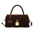 Bolso de hombro vintage de ante marrón oscuro con hebilla dorada y colgante de moda - Marrón