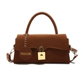 Bolso cuadrado retro de ante marrón con detalles dorados y colgante sobre fondo blanco - Marrón