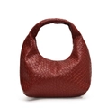 Dunkelrote handgewebte Leder-Hobo-Tasche mit Griff in minimalistischer Halbmond-Silhouette - Rot