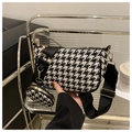 Detalle del bolso bandolera de pata de gallo con correa ancha y monedero a juego - Negro