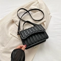 Minimalistische zwarte gewatteerde crossbodytas met geplooide textuur en goud detail - Zwart