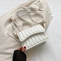 Witte geplooide crossbodytas van PU-leer met fijne schouderriem in moderne modieuze stijl - Wit