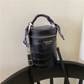 Borsa a cilindro nera alla moda con motivo a coccodrillo e manico decorato con foulard - Nero
