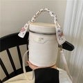 Cremeweiße Bucket-Bag mit Kroko-Prägung, Seidenschal-Griff und goldenem Schriftzug - Weiß