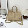 Detail van beige corduroy draagtas met voorzakken en verstelbare schouderriem - Khaki