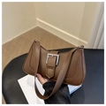 Detaillierte Nahaufnahme der braunen Crescent-Tasche mit silberner Metallschnalle - Dunkelbraun