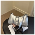 Detail der silbernen Metallic-Hobo-Tasche mit großer Schnalle und modischer Halbmondform - Silber