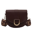 Diep bordeauxrode lederen zadeltas met matte afwerking en brede jacquard riem - Bruin