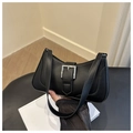 Detailansicht der eleganten schwarzen matten Ledertasche mit stylischer silberner Schnalle - Schwarz