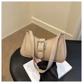Dettaglio della borsa a spalla beige con una grande fibbia in metallo argentato - Kaki