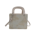 Minimalistische cremefarbene quadratische Handtasche mit goldenem Schmetterlingsmuster - Gebrochenes Weiß