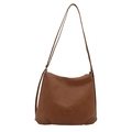 Minimalistische braune Leder-Tote-Bag mit gewölbtem Design und Metallreißverschluss - Braun