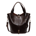 Dunkelbraune Vintage-Eimertasche aus Ölwachsleder mit Griff und verstellbarem Schultergurt - Kaffeebraun