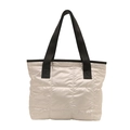Bolso tote acolchado beige claro con correa ancha negra y diseño de cuadros - Blanco