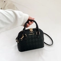 Klassische schwarze Muschel-Umhängetasche mit Rautensteppung und goldener Hardware - Schwarz