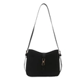 Borsa tote nera minimalista con finitura opaca e fibbia in metallo dorato su fondo bianco - Nero
