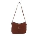Borsa a spalla chic marrone minimalista in pelle opaca con fibbia dorata elegante - Marrone