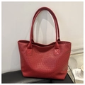 Detail der roten Flechtstruktur auf einer großen PU-Tasche mit langen Griffen - Rot