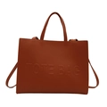 Grand cabas marron caramel avec logo embossé et bandoulière pour un style chic - Marron