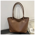 Detalle del bolso tote marrón con textura trenzada y patrón de tablero en cuero sintético - Marrón