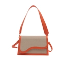 Borsa a tracolla in tela con finiture in pelle arancione e patta a onde su sfondo bianco - Arancione