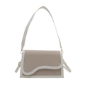 Elegante borsa a tracolla bicolore in pelle beige e tessuto marrone con bordo a onde - Bianco
