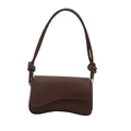 Bolso de hombro marrón moderno con base curva y detalle de correa de hombro anudada - Marrón