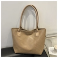 Primer plano del bolso tote trenzado beige con textura de cuero sintético y asas largas - Caqui