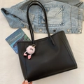 Bolso tote negro minimalista de cuero PU mate con colgante de peluche rosa - Con Colgante / Negro