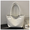 Detalle de la textura de cuero trenzado blanco y asas dobles del bolso tote grande - Blanco