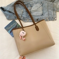 Bolso tote beige con asas marrones, correas de hombro y colgante de peluche rosa - Con Colgante / Caqui