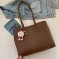 Bolso tote grande de cuero marrón con un amuleto de monstruo de peluche rosa en asa - Con Colgante / Marrón