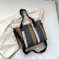 Borsa tote in maglia a righe blu e marroni con tracolla regolabile e texture - Blu