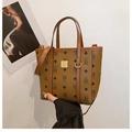 Detailaufnahme der Vintage-Beuteltasche mit Bärenprint und goldener Metallschnalle - Khaki