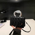 Bolso de mano acolchado negro con costuras geométricas y asa de metal plateada - Negro