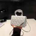 Bolso bandolera blanco acolchado con asa plateada y patrón geométrico en relieve - Blanco