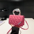 Bolso acolchado rosa con asa metálica plateada y correa de hombro ajustable - Rosa