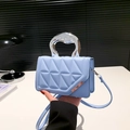Bolso bandolera acolchado azul claro con diseño de rombos y asa metálica plateada - Azul