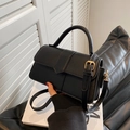 Borsa a tracolla nera in pelle con patta a V e fibbie in metallo dorato - Nero