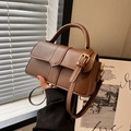 Borsa a tracolla marrone vintage con fibbie dorate e manico superiore in stile minimalista - Marrone