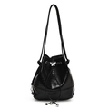 Sac seau noir tendance avec cordon de serrage et breloque papillon argentée sur blanc - Noir