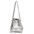 Sac seau argenté avec fermeture à cordon et ornement papillon métallique élégant - Argenté