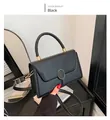 Elegante borsa a tracolla in pelle nera opaca con chiusura circolare dorata e manico - Rosa Rosso