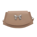Elegante bolso bandolera beige con un gran lazo de metal plateado y textura de cuero - Caqui