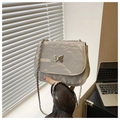 Détail du sac bandoulière gris argenté avec fermoir papillon et texture plissée chic - Argent