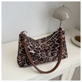Detailaufnahme der Leoparden-Schultertasche mit braunen Knotengurten und Silber-Beschlägen - Braun