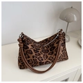 Detail der Leopard-Schultertasche mit Lederriemen und silbernem Metallring-Beschlag - Braun